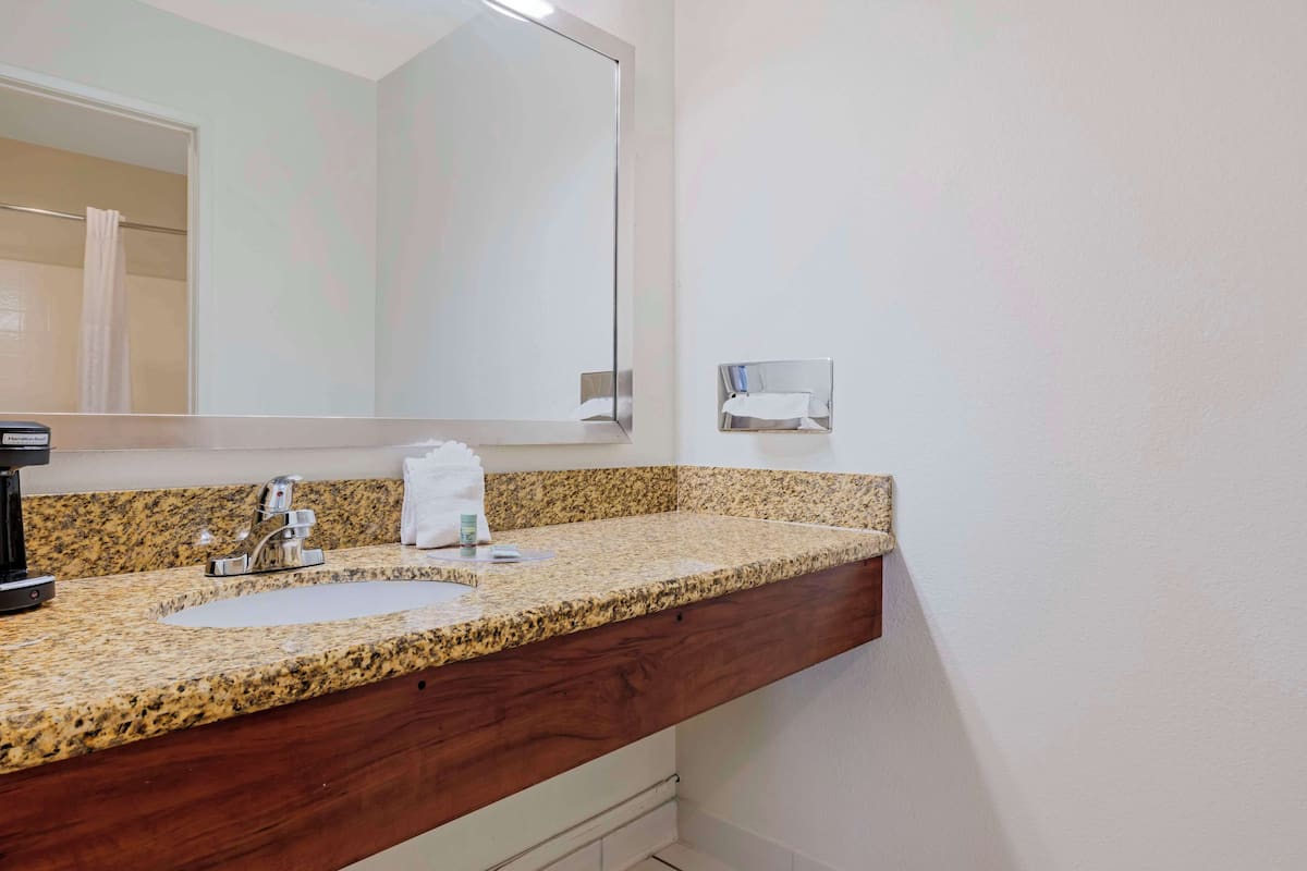 Produtos de toalete grátis, secador de cabelo, toalhas de banho