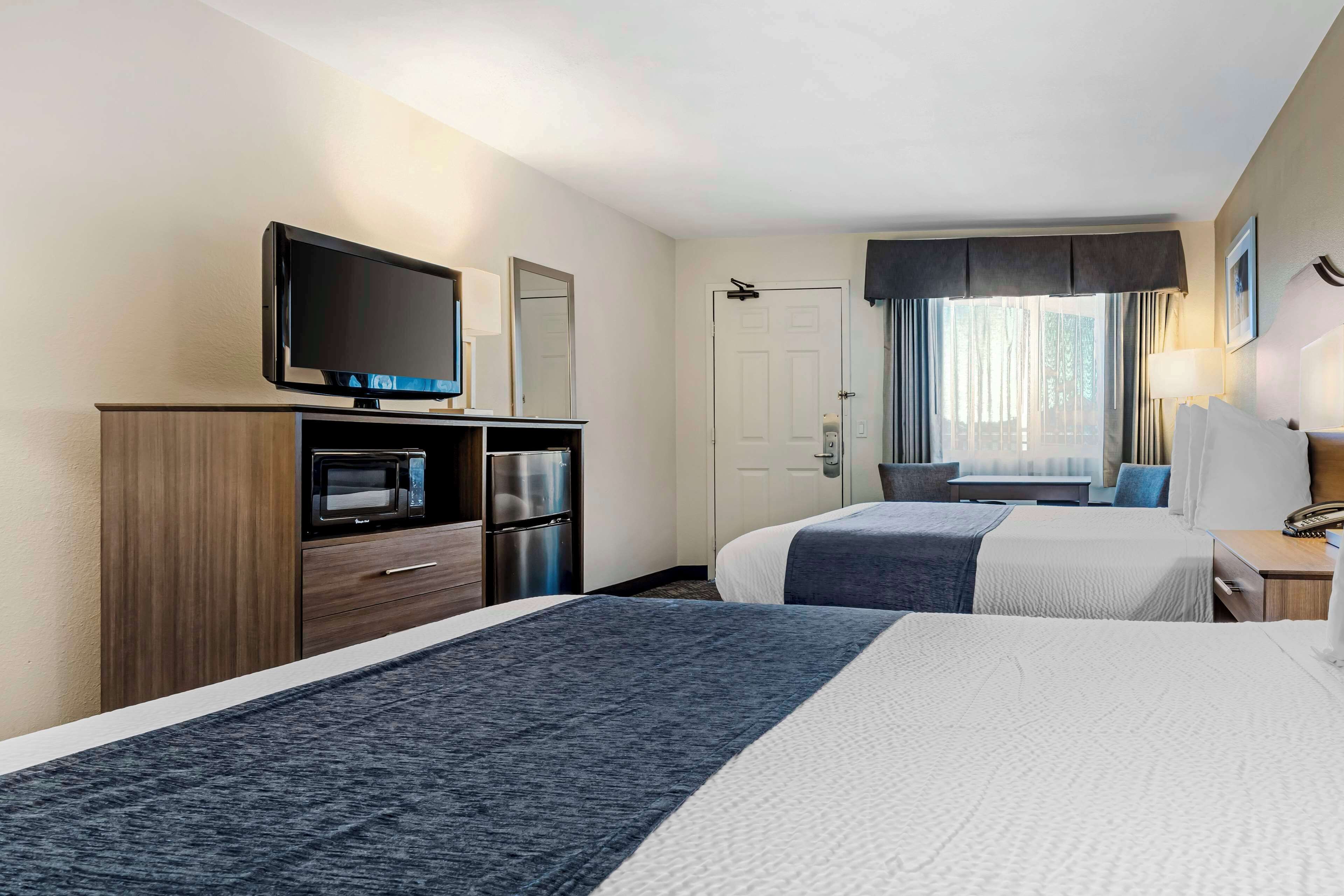 Premium bedding, desk, iron/ironing board, cots/infant beds