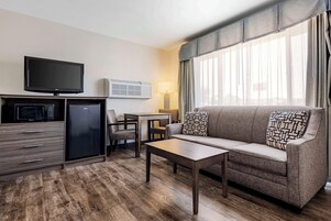 Suíte, 1 cama King, para não fumantes, cozinha americana (with Sofabed) | Roupas de cama premium, escrivaninha, ferros/tábuas de passar roupa