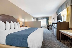 Suíte, 1 cama King, para não fumantes, geladeira e micro-ondas | Roupas de cama premium, escrivaninha, ferros/tábuas de passar roupa