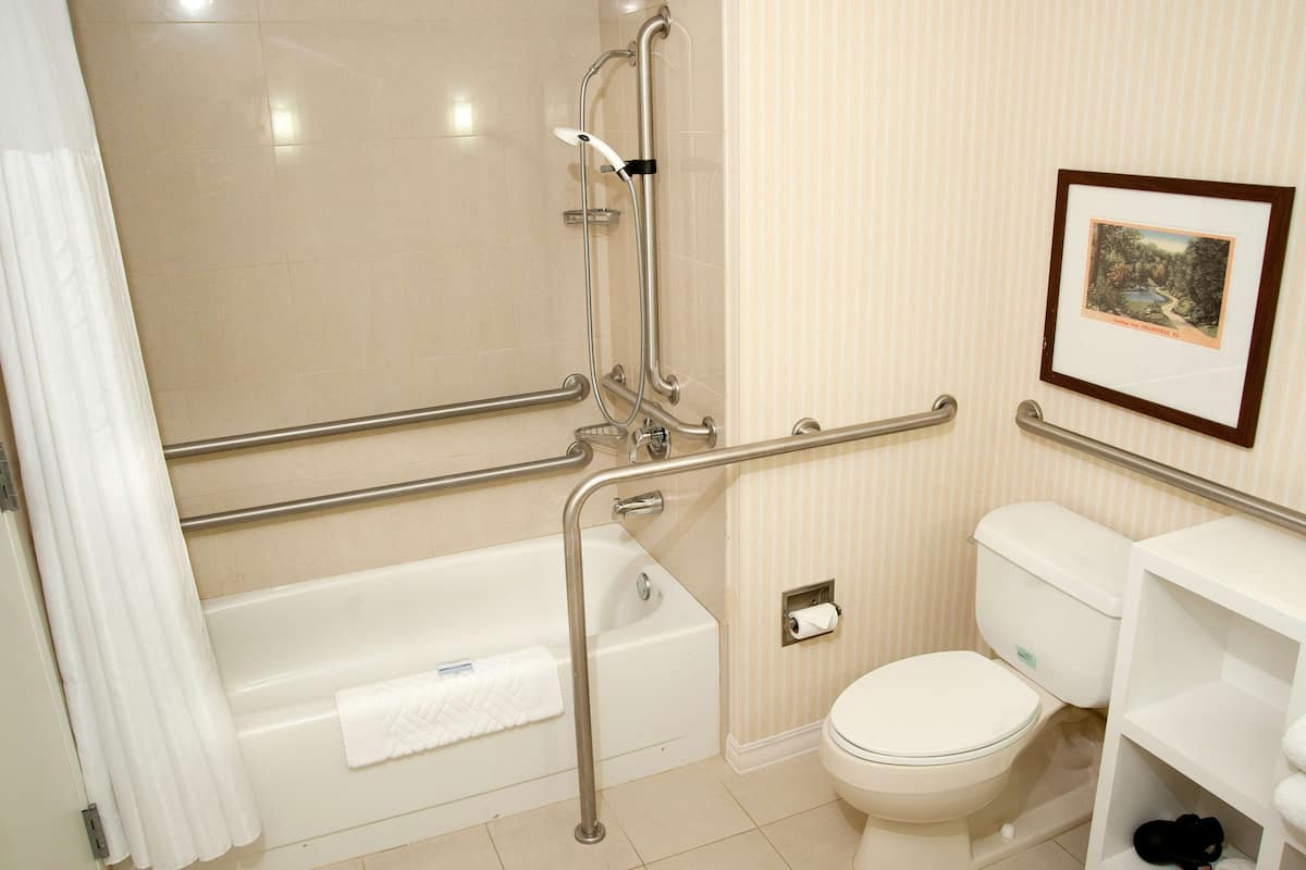 Ensemble douche/baignoire, articles de toilette gratuits, sèche-cheveux