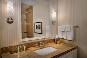 Combined shower/bathtub, free toiletries, hair dryer, towels - DoubleTree by Hilton Collinsville - St. Louis (Collinsville)