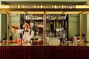 A bar with a sign reading "SODA ALCOHOLICS DRINKS TEA COFFEE". - Hotel Indigo Atlanta Midtown by IHG (Atlanta)