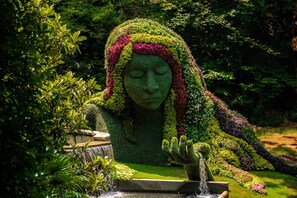 Una statua da giardino con una cascata.