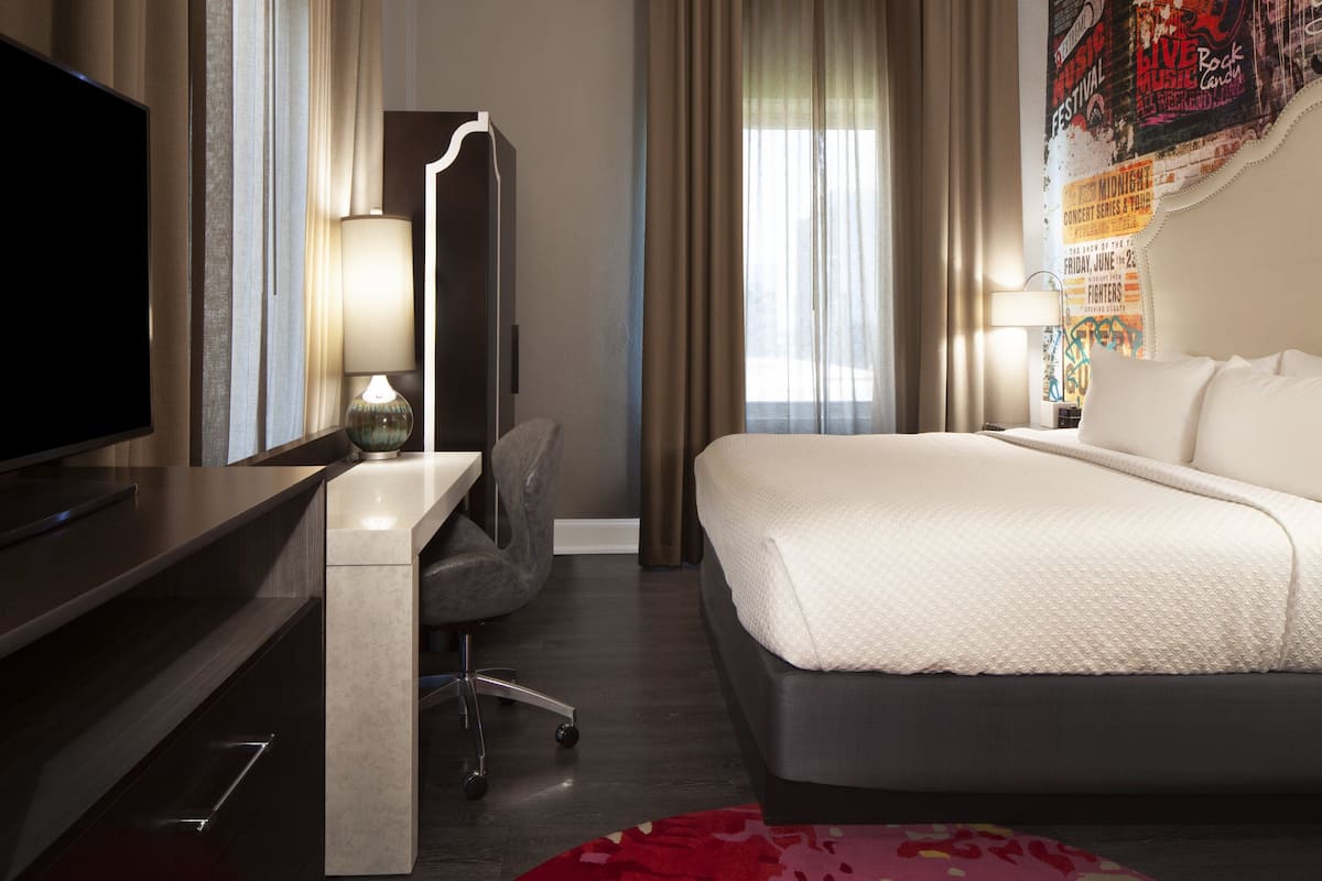 Habitación estándar, 1 cama King size (Fox Theater View) | Caja de seguridad en la habitación y escritorio