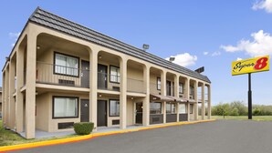 Un motel con techo plano, varios balcones y un cartel que dice 'Super 8'.