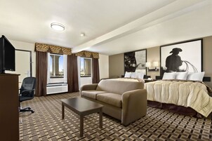 Escritorio, tabla de planchar con plancha, wifi gratis y ropa de cama 