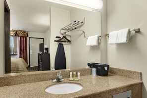 Combined shower/bathtub, free toiletries, hair dryer, towels