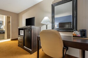 Premium bedding, desk, blackout curtains, soundproofing - Hammock Hotel Lancaster PA (Lancaster)