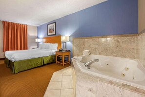Premium bedding, desk, blackout curtains, soundproofing - Hammock Hotel Lancaster PA (Lancaster)