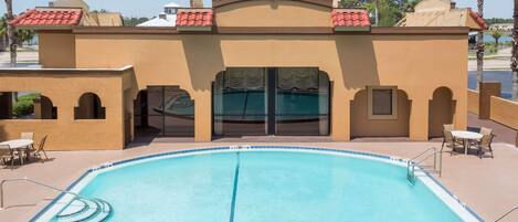 Una piscina al aire libre
