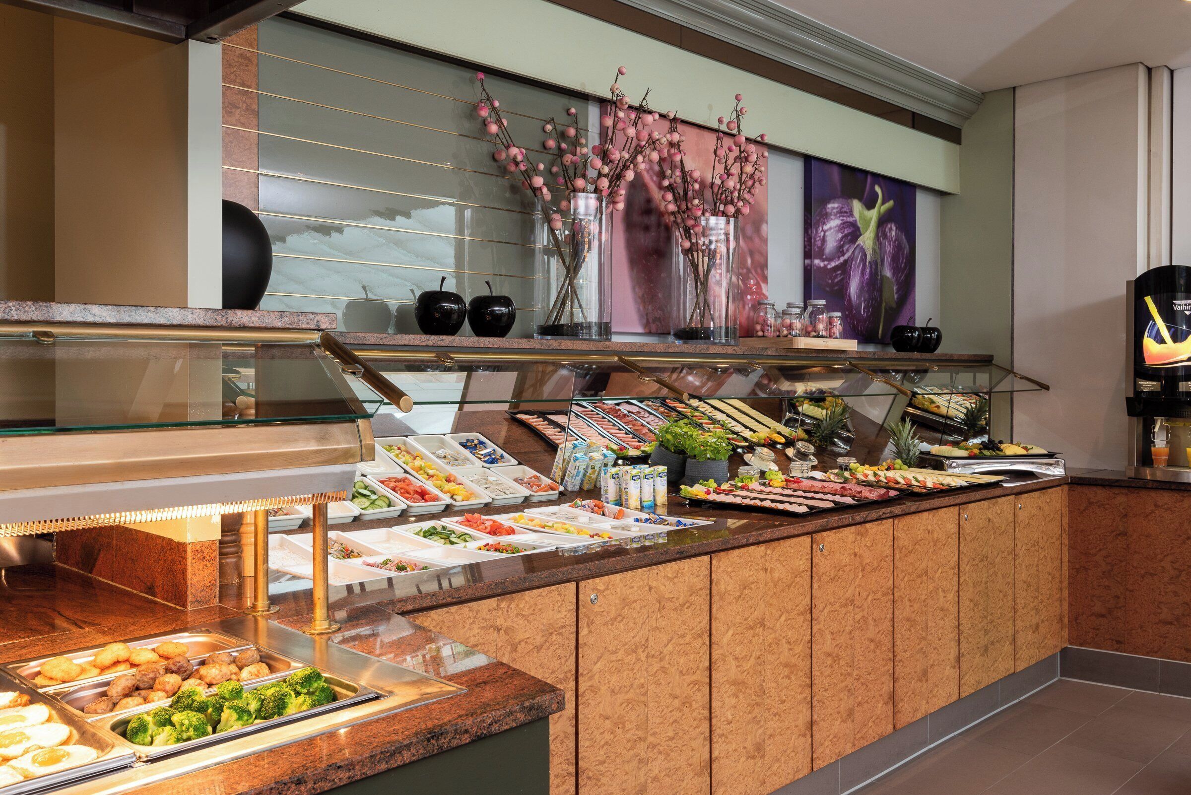 daily cooked-to-order breakfast (eur 17 per person)