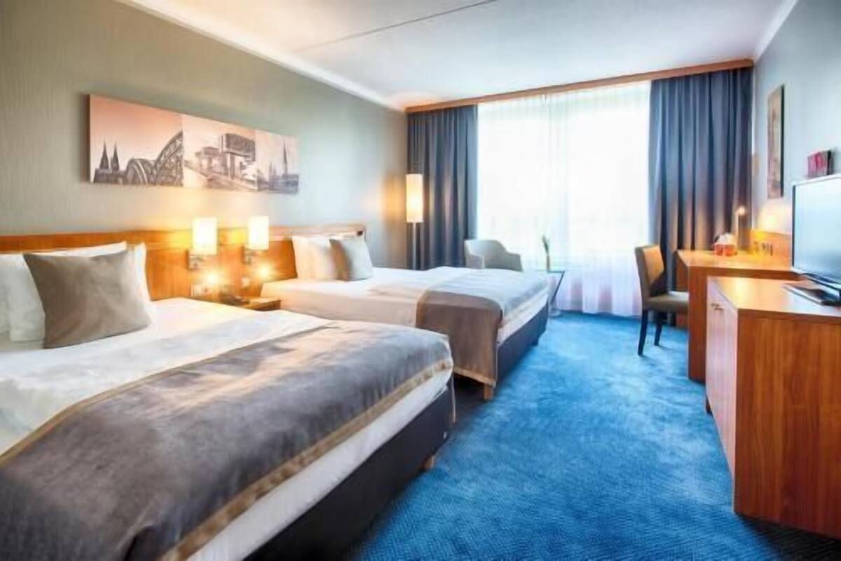 Hypo-allergenic bedding, in-room safe, desk, blackout curtains