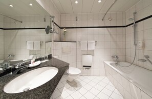 Tina, amenidades de baño ecológicas, secadora de cabello, toallas 