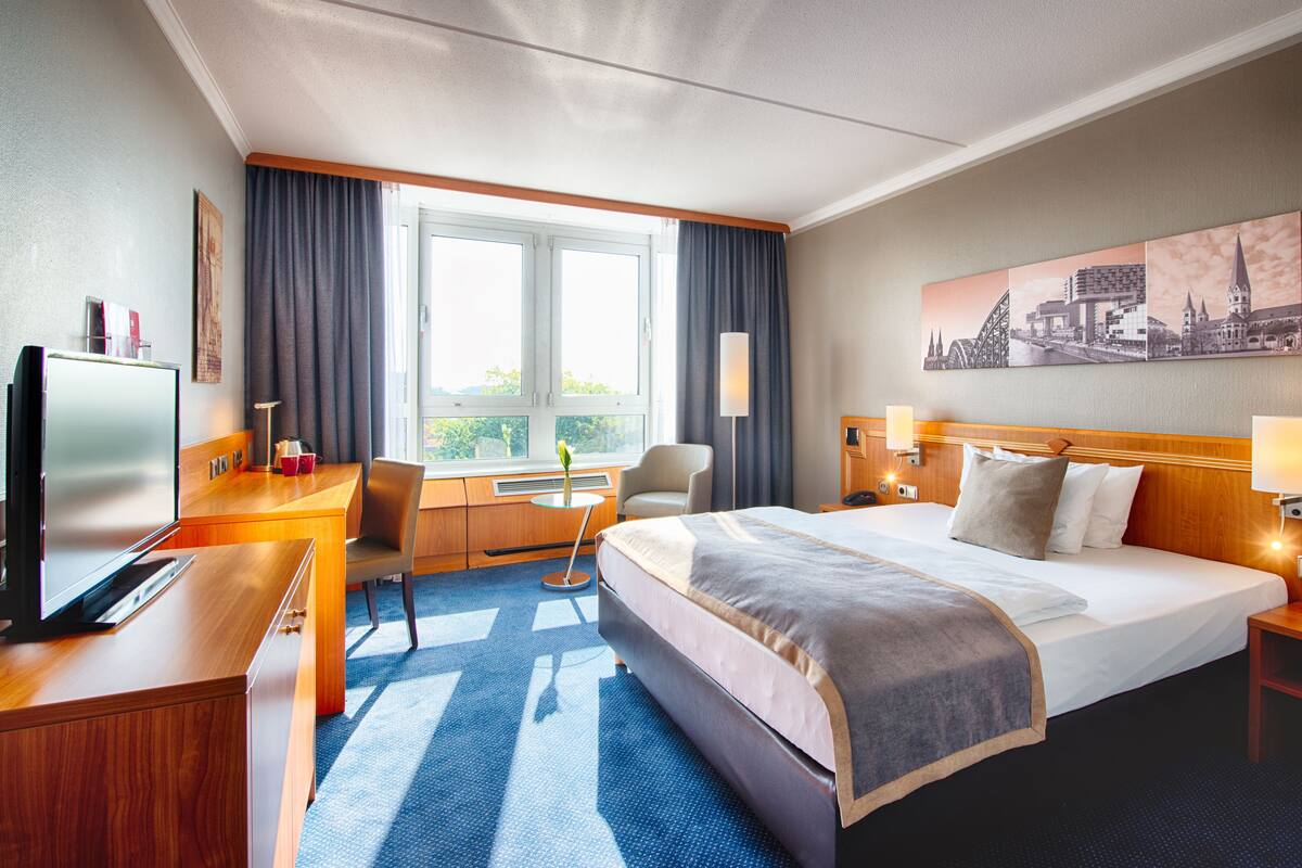 Hypo-allergenic bedding, in-room safe, desk, blackout curtains