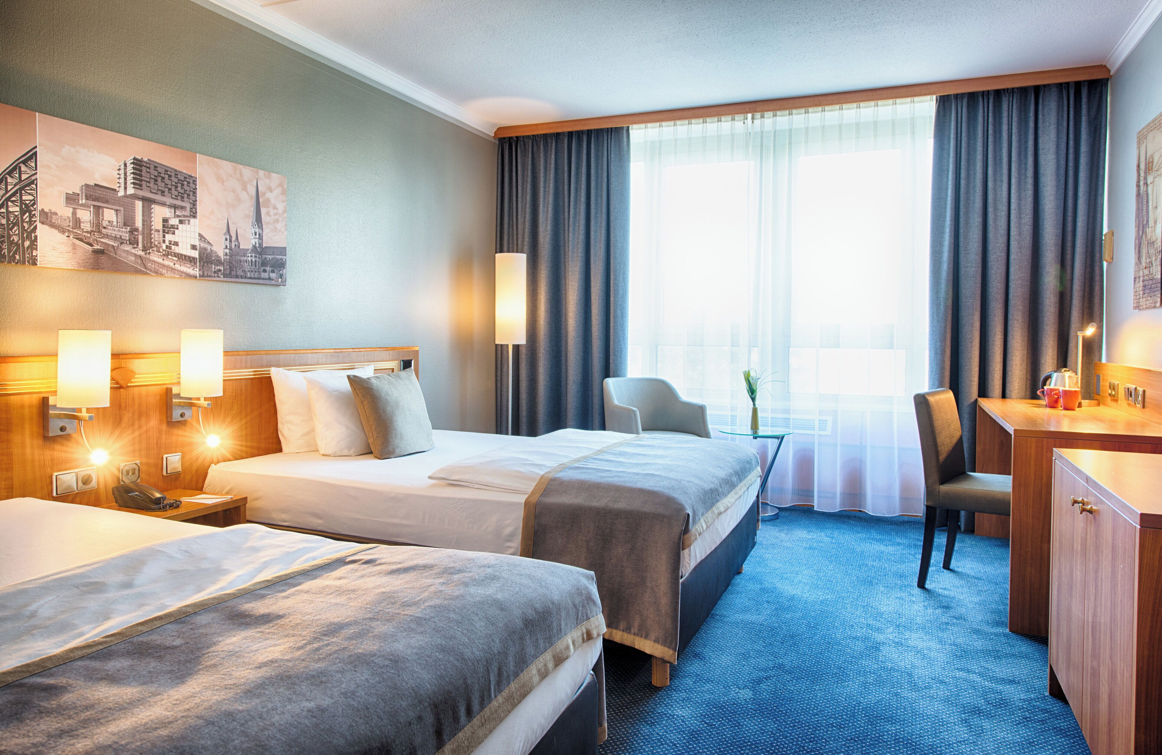 高级双人房或双床房 | 防过敏的被褥、客房内保险箱、办公桌、遮光窗帘