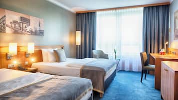 Hypo-allergenic bedding, in-room safe, desk, blackout curtains