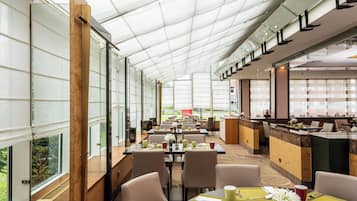 Daily cooked-to-order breakfast (EUR 17 per person)