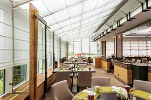 Daily cooked-to-order breakfast (EUR 17 per person)