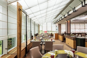 Daily cooked-to-order breakfast (EUR 17 per person)