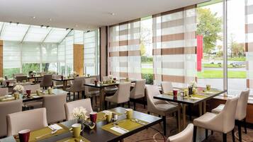 Daily cooked-to-order breakfast (EUR 17 per person)