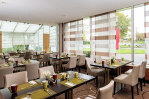 Daily cooked-to-order breakfast (EUR 17 per person)