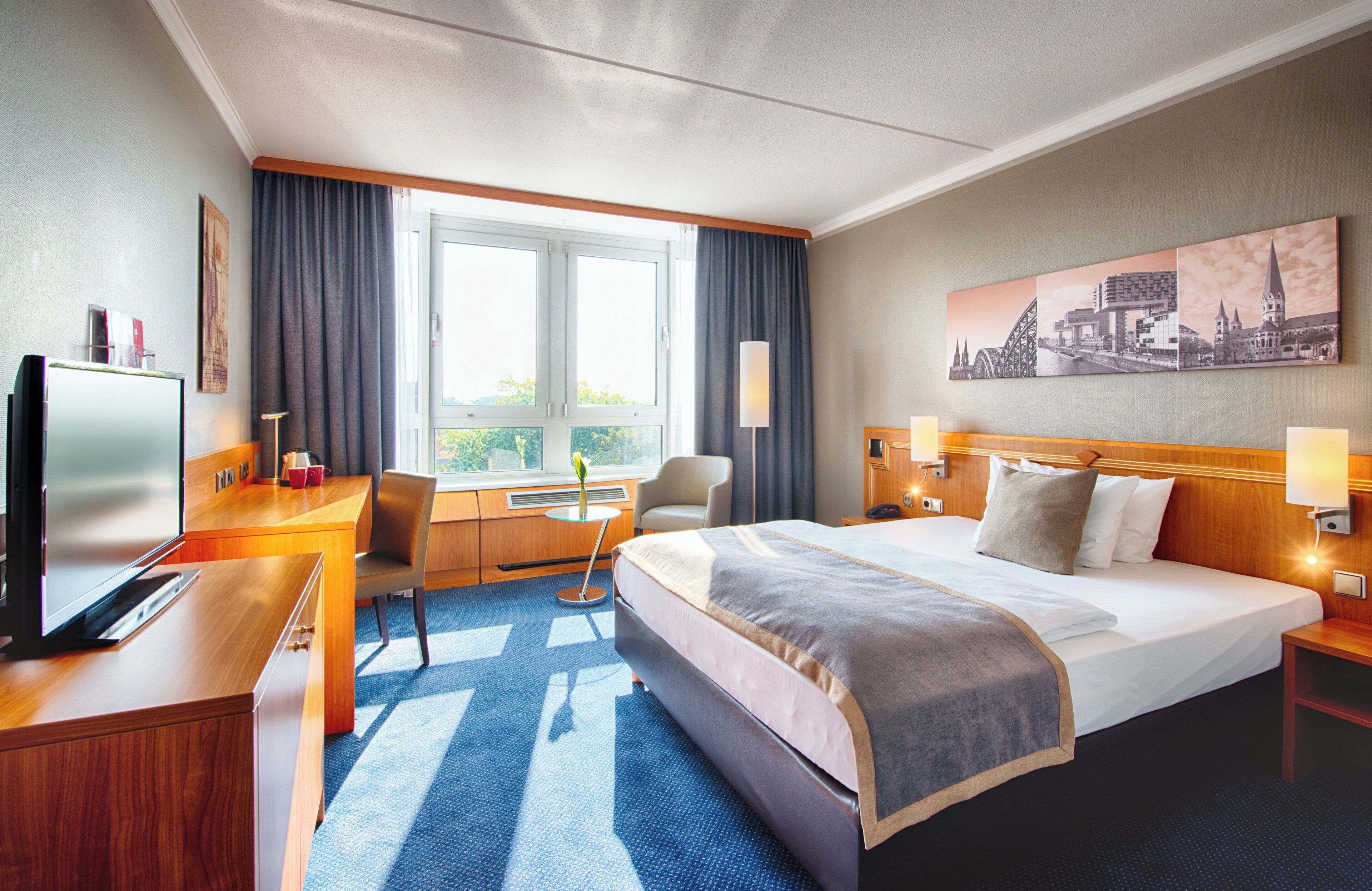 Superior-Doppel- oder -Zweibettzimmer | Allergikerbettwaren, Zimmersafe, Schreibtisch, Verdunkelungsvorhänge