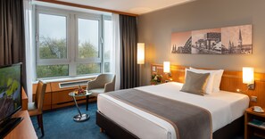 Hypo-allergenic bedding, in-room safe, desk, blackout curtains - Leonardo Hotel Köln Bonn Airport (Cologne)