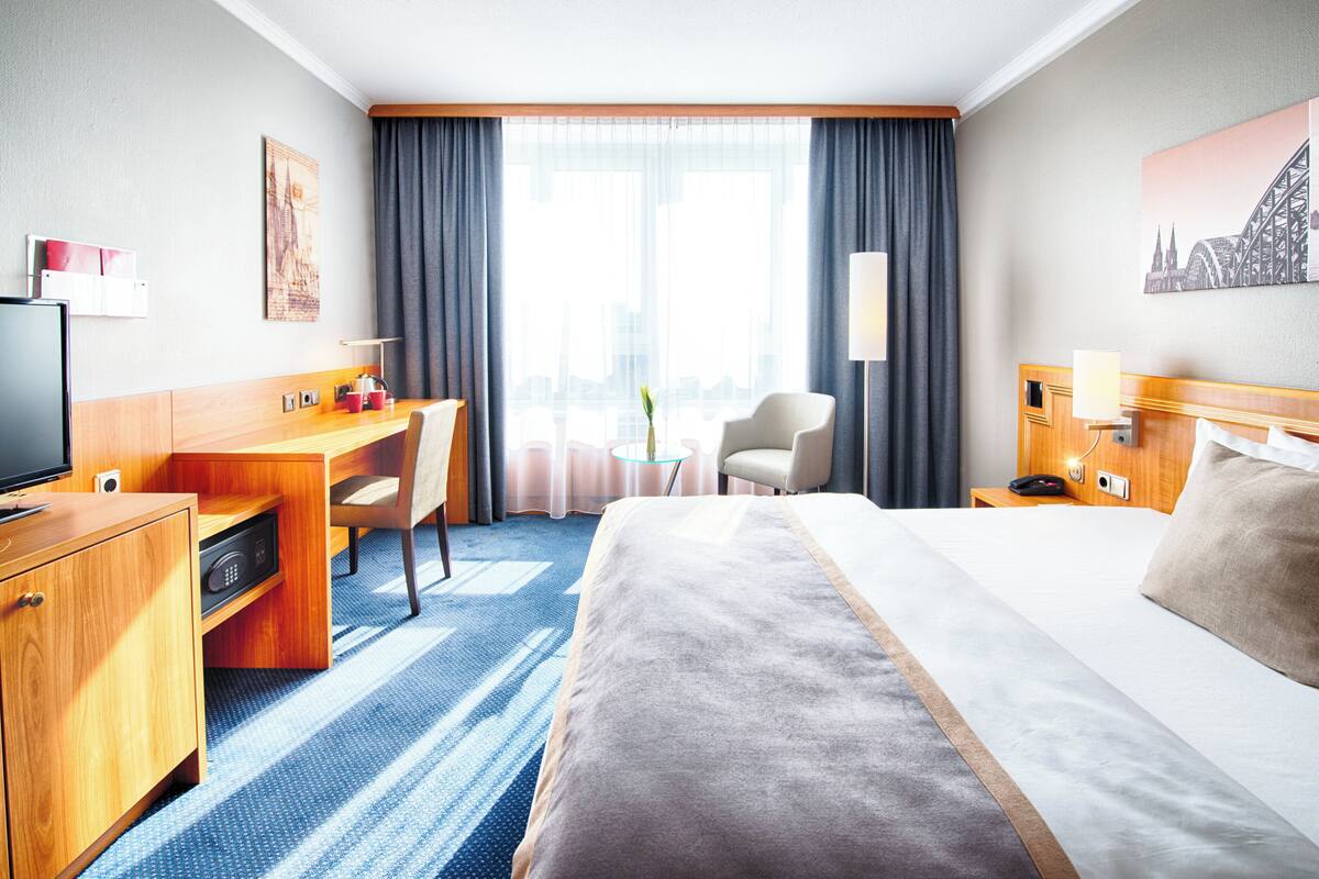 Hypo-allergenic bedding available, in-room safe, desk, blackout drapes