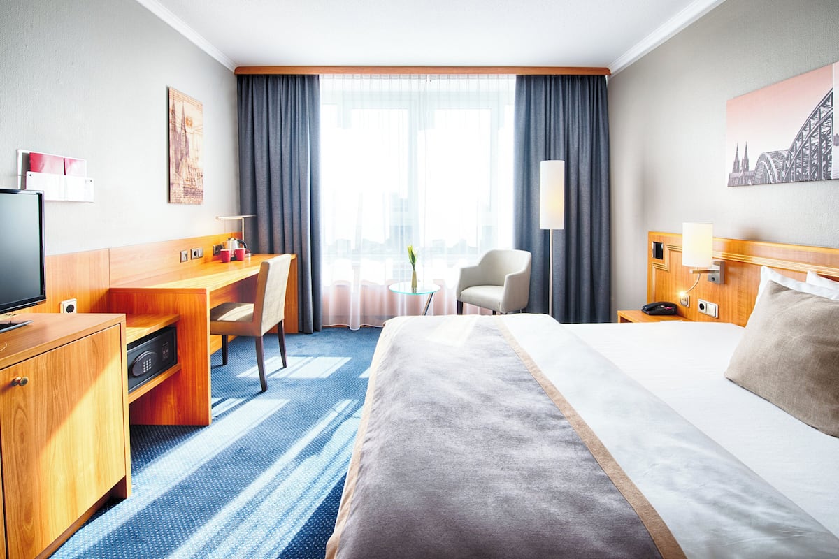 Hypo-allergenic bedding, in-room safe, desk, blackout curtains