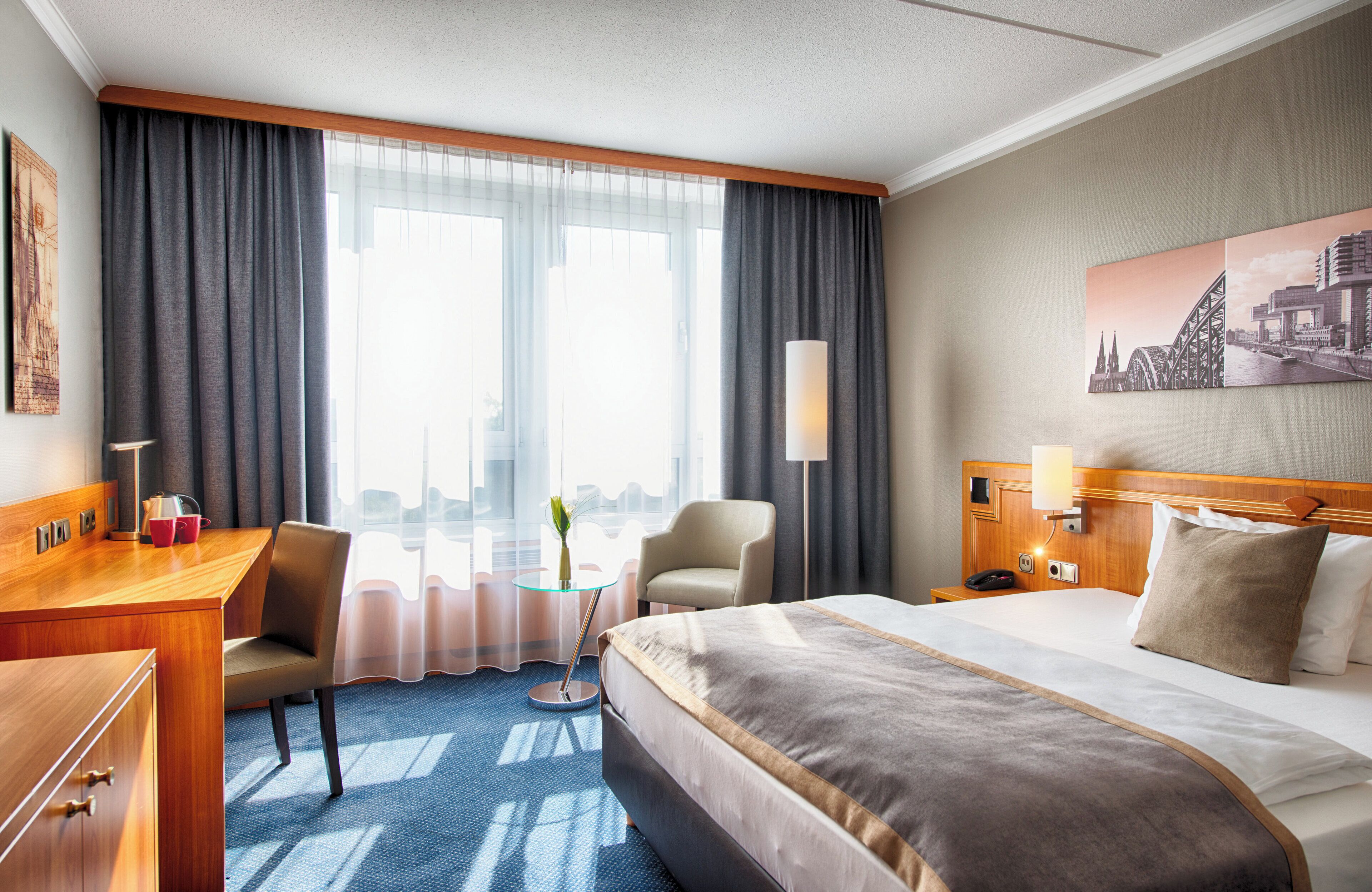 comfort room | hypo-allergenic bedding, in-room safe, desk, blackout curtains