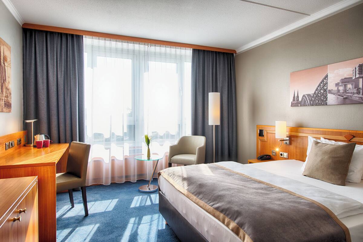 comfort room | hypo-allergenic bedding, in-room safe, desk, blackout curtains