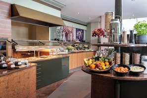 Daily cooked-to-order breakfast (EUR 17 per person)