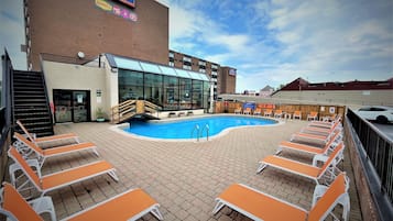 Piscine intérieure, piscine extérieure en saison, chaises longues