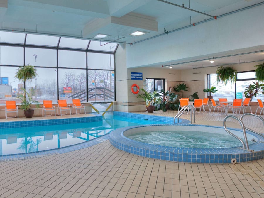 Piscina interna, piscina externa sazonal, espreguiçadeiras