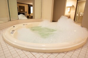 Suite, 1 King-Bett, Nichtraucher, Whirlpool | Whirlwanne