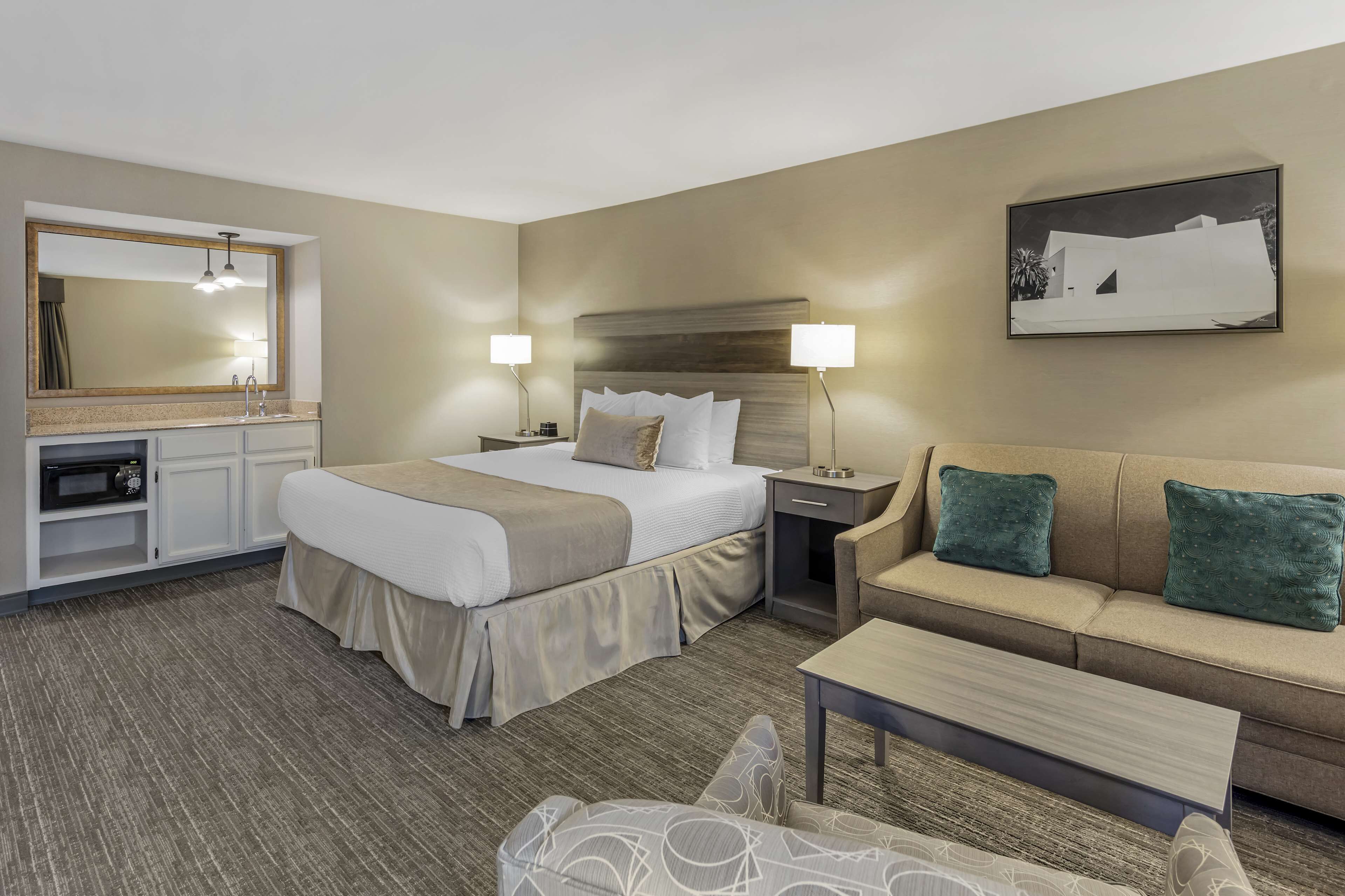 Suíte júnior, 1 cama King e sofá-cama, para não fumantes, sacada (with Sofabed) | Roupas de cama premium, cortinas blackout, ferros/tábuas de passar roupa