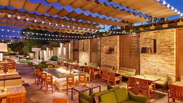 Serveert ontbijt, lunch, diner, Californische gerechten