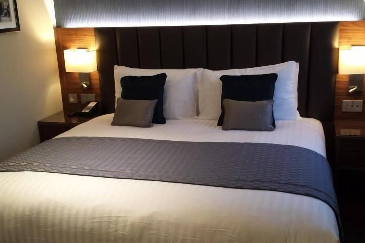 In-room safe, desk, blackout drapes, soundproofing