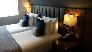 Club Twin Room | 1 bedroom, in-room safe, desk, blackout drapes