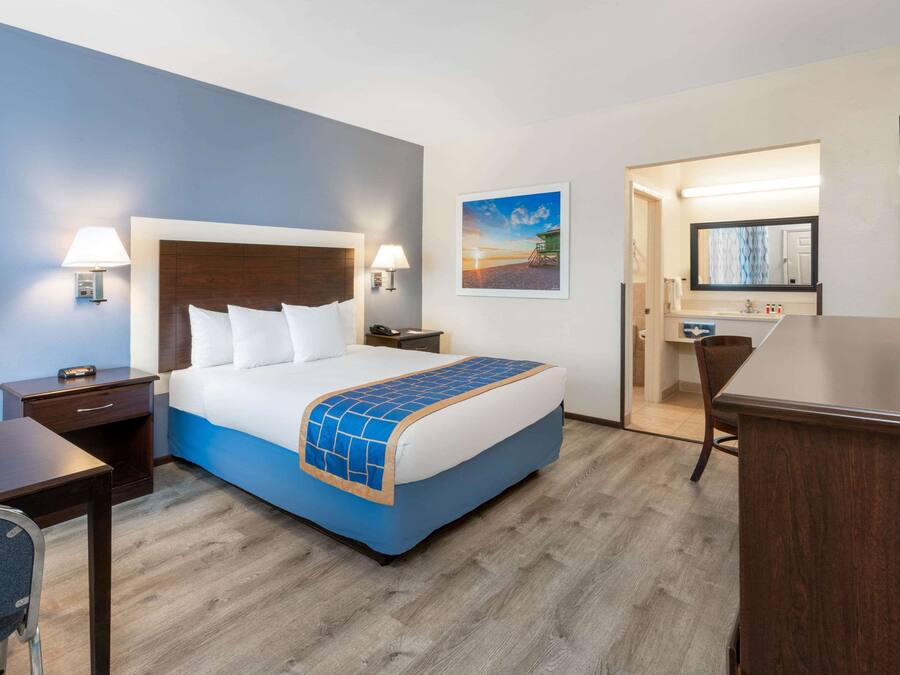 Una scrivania, tende oscuranti, ferro/asse da stiro