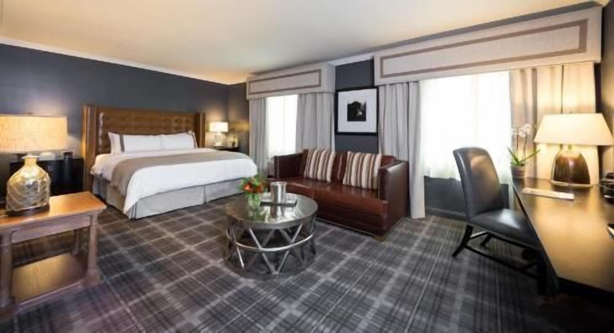 Luxe beddengoed, een kluis op de kamer, een bureau, een laptopwerkplek