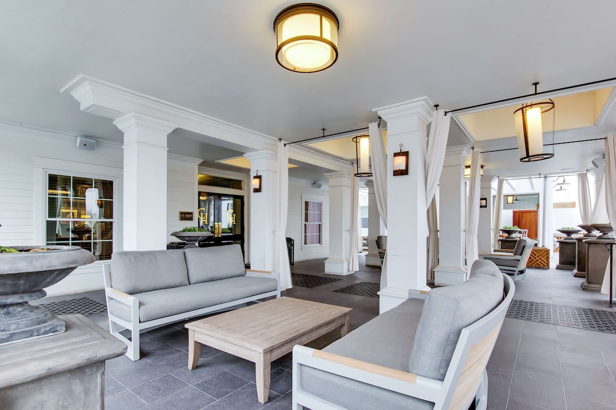 breakfast, lunch, dinner served; southern cuisine