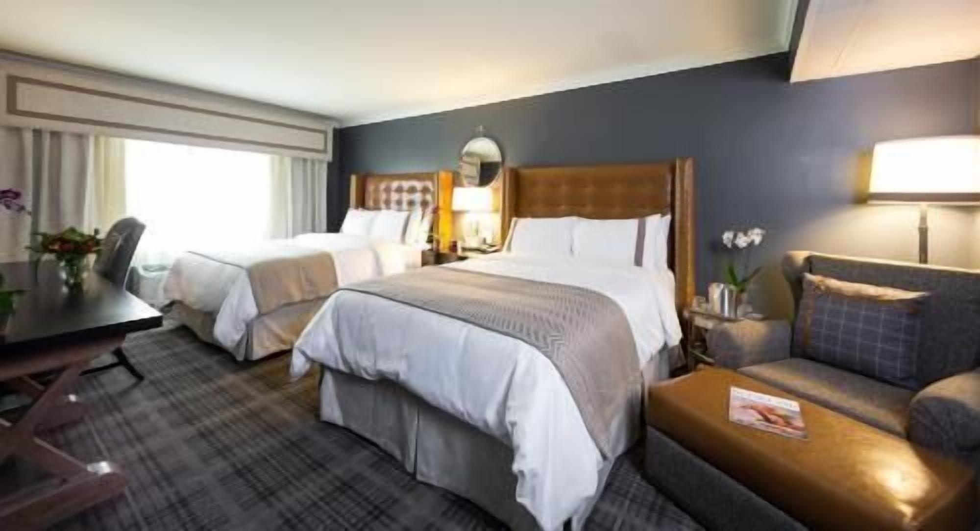 Luxe beddengoed, een kluis op de kamer, een bureau, een laptopwerkplek