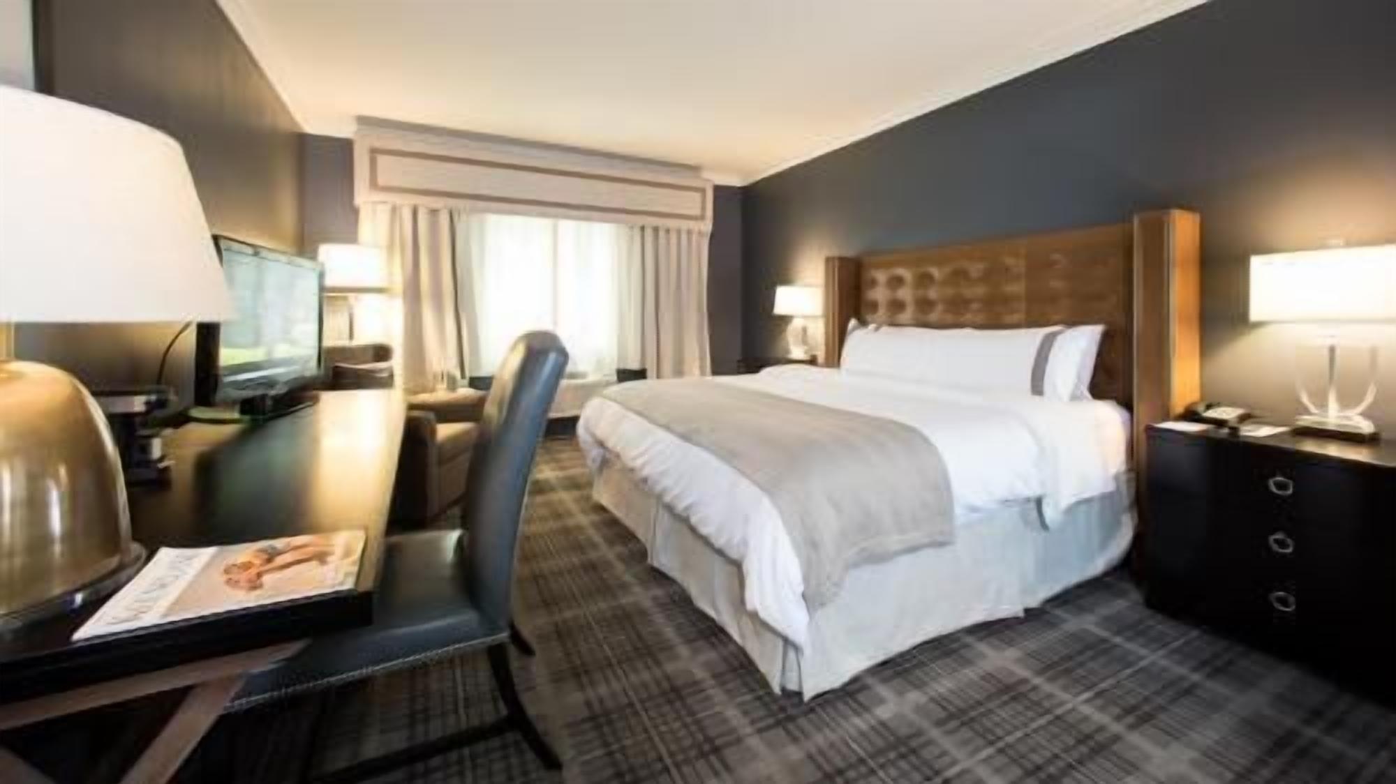 Luxe beddengoed, een kluis op de kamer, een bureau, een laptopwerkplek
