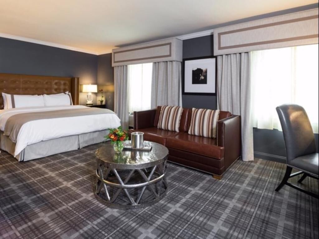 Luxe beddengoed, een kluis op de kamer, een bureau, een laptopwerkplek
