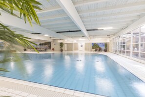 Una piscina cubierta