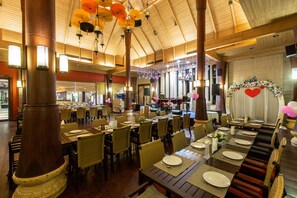 Breakfast, lunch, dinner served; international cuisine  - Mida Hotel Don Mueang Airport (Bangkok)