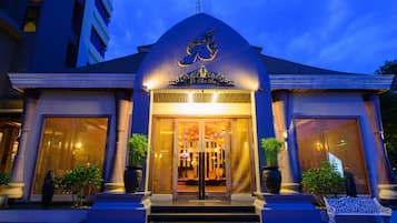Phục vụ bữa sáng, bữa trưa, bữa tối, món ăn mang phong cách quốc tế