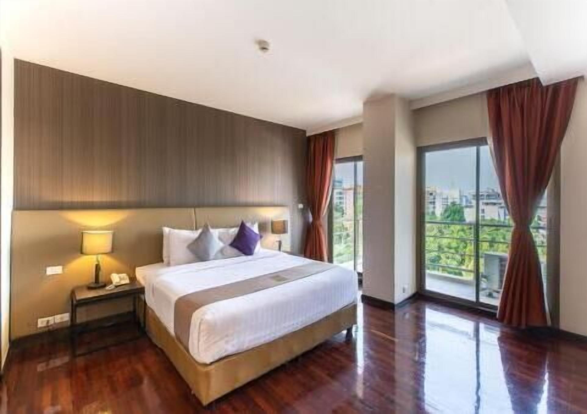 迷你吧、客房内保险箱、办公桌、笔记本电脑工作区